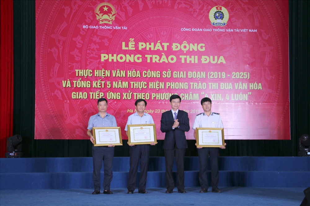 Thứ trưởng Bộ GTVT Lê Anh Tuấn trao bằng khen cho các đơn vị. Ảnh: H.A