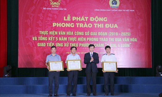 Thứ trưởng Bộ GTVT Lê Anh Tuấn trao bằng khen cho các đơn vị. Ảnh: H.A