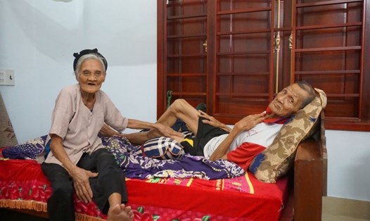 2 ông bà 90 tuổi ở xã Thạch Đài này vừa gửi đơn xin ra khỏi hộ nghèo. Ảnh: TT