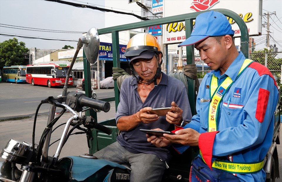 Khách hàng có thể thanh toán tiền mua xăng dầu tại hệ thống cửa hàng của PVOil và Comeco bằng Ví MoMo (ảnh: T.Tr). Khách hàng có thể thanh toán tiền mua xăng dầu tại hệ thống cửa hàng của PVOil và Comeco bằng Ví MoMo (ảnh: T.Tr).