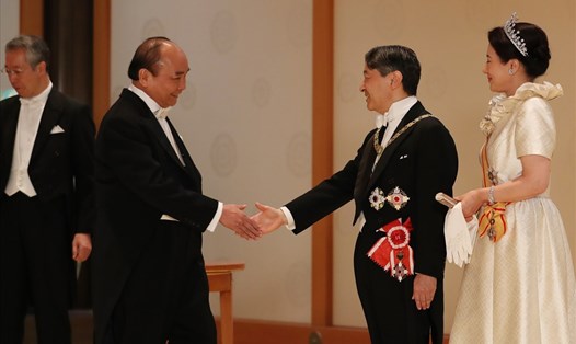 Thủ tướng Nguyễn Xuân Phúc chúc mừng Nhà vua Naruhito và Hoàng hậu. Ảnh: Hoàng gia Nhật Bản