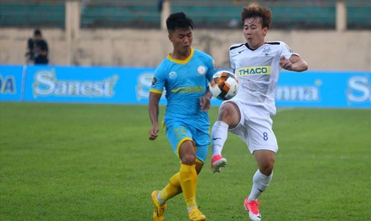 Minh Vương tỏ sáng với cú đúp bàn thắng khiến Sanna Khánh Hòa BVN chính thức rớt hạng. Ảnh: VPF