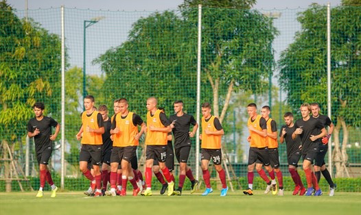 Đội bóng FK Sarajevo tập luyện tại PVF. Ảnh: TH