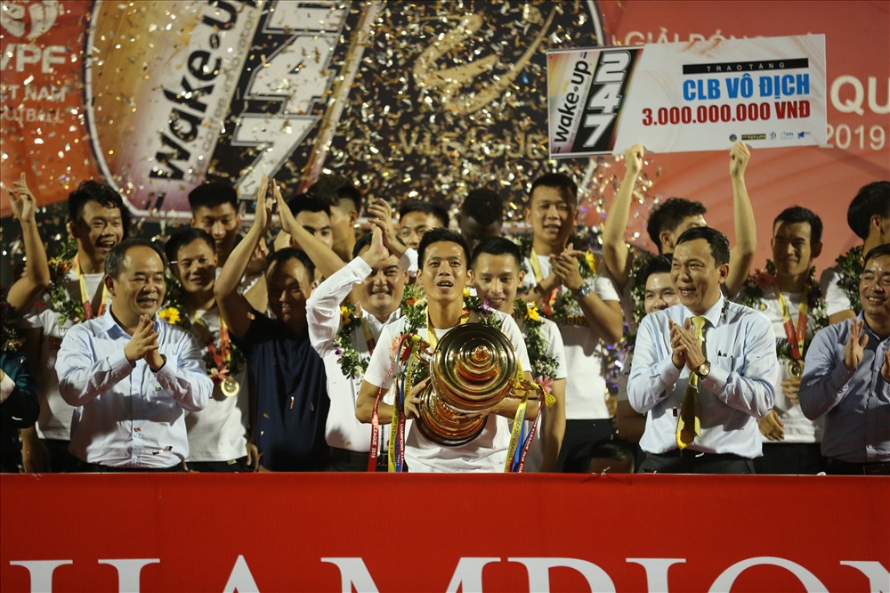 Hà Nội ăn mừng chức vô địch V-League 2019 đầy cảm xúc