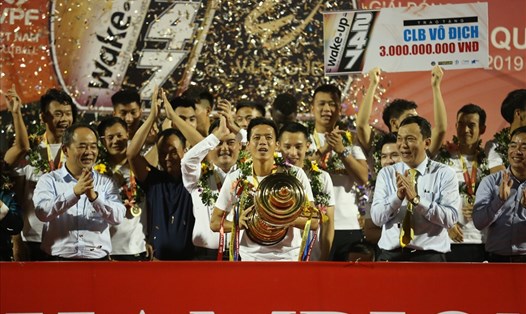 Câu lạc bộ Hà Nội nâng cao chiếc cup vô địch mùa giải V-League 2019. Ảnh: Đông Đông