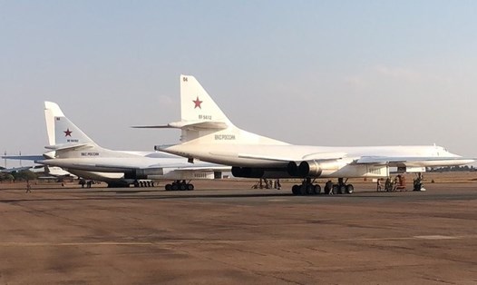 Hai máy bay ném bom hạt nhân Tu-160 của Nga ở Nam Phi. Ảnh: RT.
