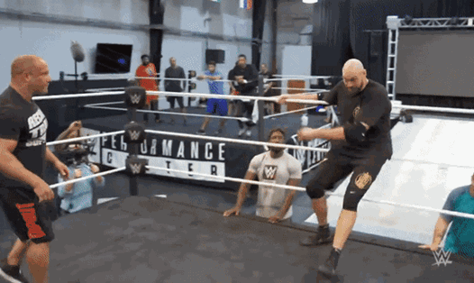 Tyson Fury bị đối thủ cà khịa ngay lúc tập