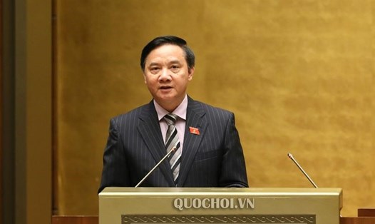 Chủ nhiệm Ủy ban Pháp luật Nguyễn Khắc Định trình bày báo cáo tại hội trường. Ảnh:Quốc hội.