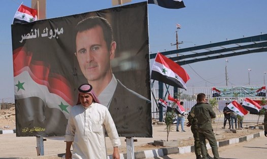 Áp phích in ảnh Tổng thống Syria Bashar al-Assad với dòng chữ "Chúc mừng chiến thắng". Ảnh: AP