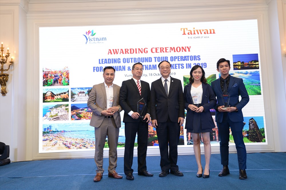 Đại diện Cty Vietravel nhận giải thưởng Nhà Điều hành Tour Quốc tế có Thành tích tốt nhất tại thị trường Đài Loan 2019 từ Tổng Cục Du lịch Đài Loan.