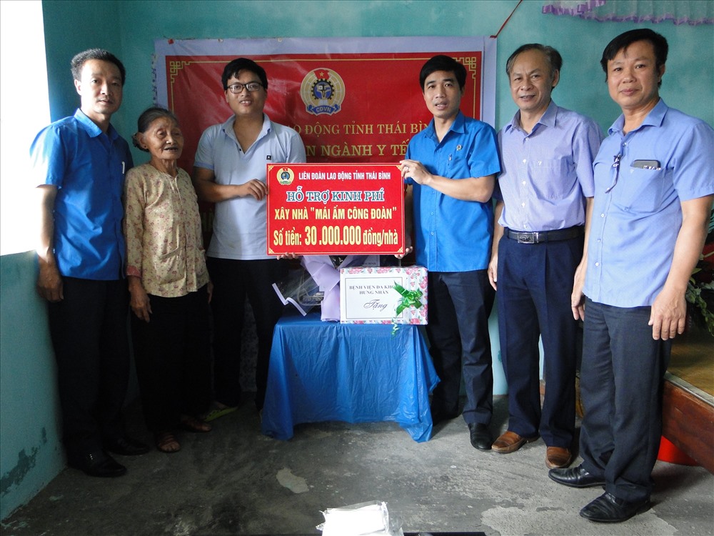 Lãnh đạo LĐLĐ tỉnh, bệnh viện đa khoa Hưng Nhân trao quà động viên chúc mừng đoàn viên Vũ Văn Hợp. Ảnh: B.Mạnh