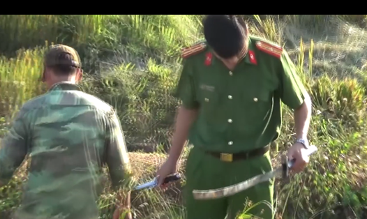 Công an thu giữ hung khí (kiếm dài) của nhóm giang hồ vây đánh ông Nguyễn Văn Hôm (ảnh từ clip)