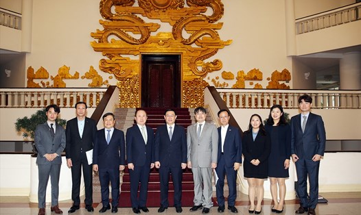 Phó Thủ tướng Vương Đình Huệ tiếp ông Kun Huyng-ahn - Thứ trưởng Bộ Ngoại giao, Trưởng đoàn Hàn Quốc đang dự họp Uỷ ban liên Chính phủ về hợp tác kinh tế, khoa học, kỹ thuật Việt Nam- Hàn Quốc. Ảnh: Thành Chung.