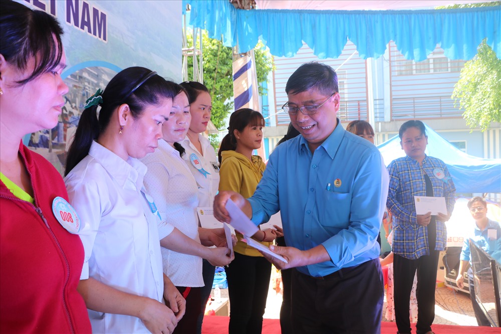 Ông Đặng Thanh Vân- Chủ tịch CĐ Dệt may tỉnh Bình Dương  tặng quà cho lao động nữ mắc bệnh hiểm nghèo, mẹ đơn thân nuôi con nhỏ.