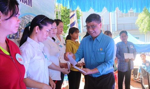 Ông Đặng Thanh Vân- Chủ tịch CĐ Dệt may tỉnh Bình Dương  tặng quà cho lao động nữ mắc bệnh hiểm nghèo, mẹ đơn thân nuôi con nhỏ.