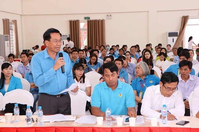 Ông Lê Minh Hoàng, Phó Chủ tịch LĐLĐ  thị xã Tân Uyên góp ý tại hội nghị.