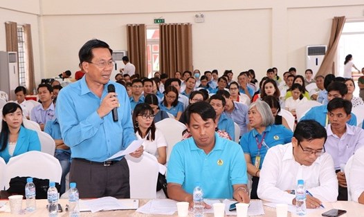 Ông Lê Minh Hoàng, Phó Chủ tịch LĐLĐ  thị xã Tân Uyên góp ý tại hội nghị.