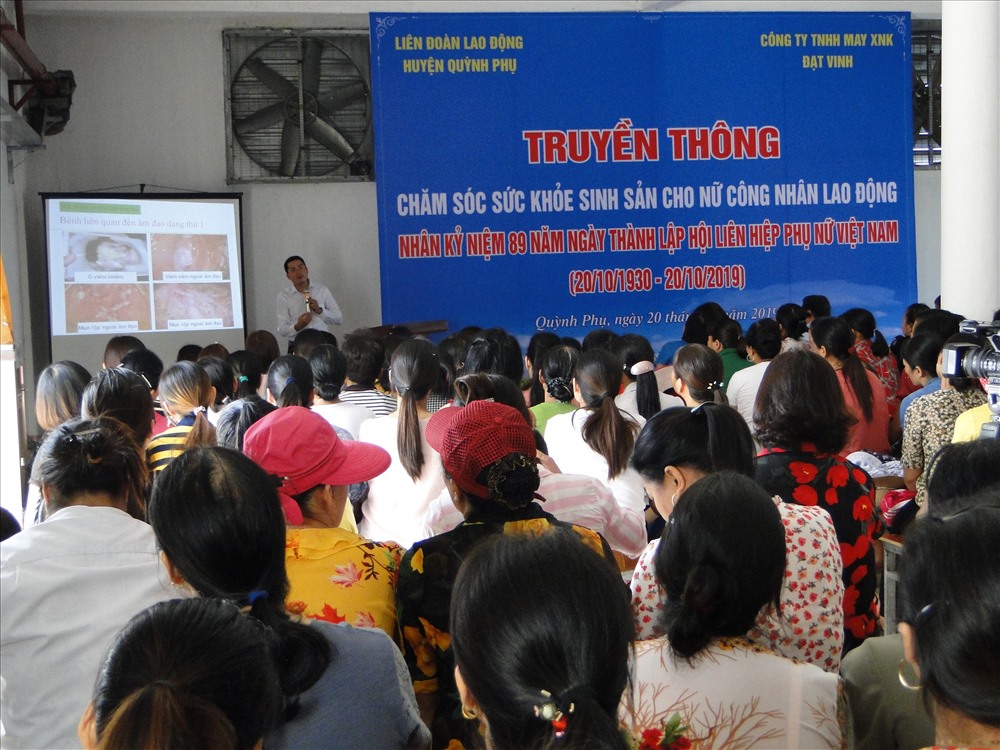 Nữ CNLĐ được truyền thông, tư vấn về chăm sóc sức khỏe sinh sản. Ảnh: B.Mạnh
