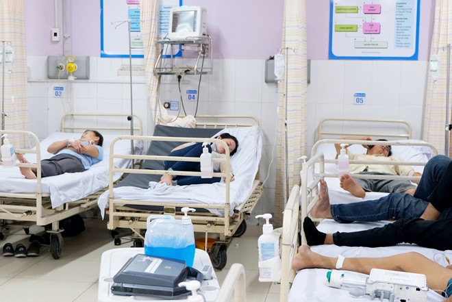 Hàng chục công nhân phải cấp cứu sau bữa cơm chiều. Ảnh: BVCC