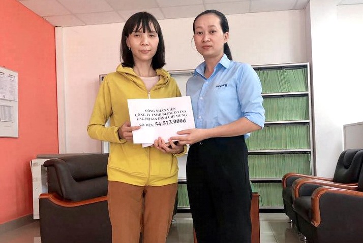 Chị Nguyễn Thị Anh Đào - Phó Chủ tịch công đoàn Công ty TNHH Beesco Vina trao số tiền cho gia đình chị Mừng.