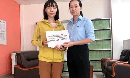 Chị Nguyễn Thị Anh Đào - Phó Chủ tịch công đoàn Công ty TNHH Beesco Vina trao số tiền cho gia đình chị Mừng.