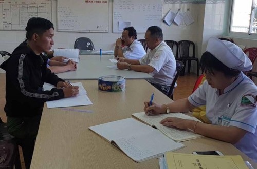 Công an TP. Bảo Lộc làm việc với lãnh đạo Bệnh viện vụ sản phụ tử vong. Ảnh PS