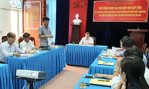ThS. Nguyễn Lương Bình trình bày đề tài trước hội đồng nghiêm thu cấp tỉnh. Ảnh: Lê Phi Long