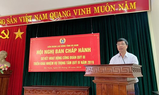 Đồng chí Trịnh Văn Bừng - Ủy viên Ban Chấp hành Tổng Liên đoàn Lao động Việt Nam, Tỉnh ủy viên, Chủ tịch Liên đoàn Lao động tỉnh - phát biểu tại Hội nghị.