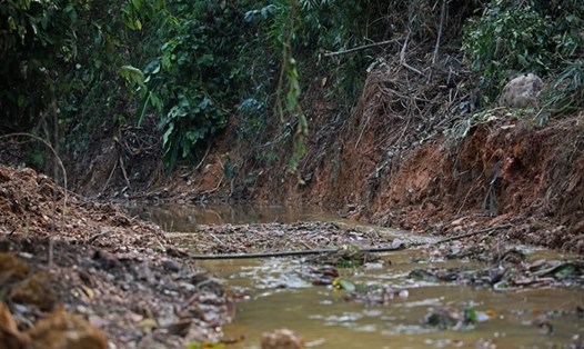 Dầu thải làm ô nhiễm nguồn nước sông Đà. Ảnh: Tô Thế