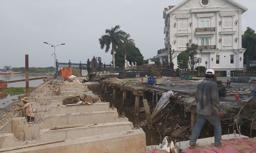 Một công trình  đang thi công tràn ra cả bờ sông Sài Gòn. Ảnh: PV