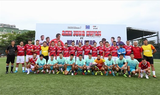 Hai đội bóng Ahn Jung Hwan và những người bạn cùng HPL All Stars chụp lưu niệm trước khi diễn ra trận đấu từ thiện gây quỹ ủng hộ con trai thủ môn xấu số Lê Hoàng Việt - Hạt Điều Thương Thương FC. Ảnh: Hải Đăng