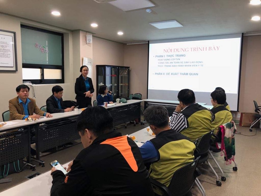 Bà Phạm Thanh Bình  – Chủ tịch Công đoàn Y tế Việt Nam trình bày nội dung tại buổi làm việc với Công đoàn Y tế Hàn Quốc. Ảnh: P.Thảo