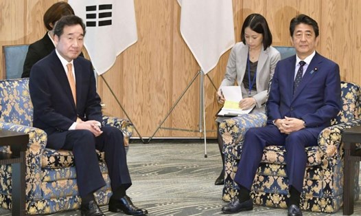 Thủ tướng Hàn Quốc Lee Nak-yon và Thủ tướng Nhật Bản Abe Shinzo
ở Tokyo. Ảnh: Reuters
