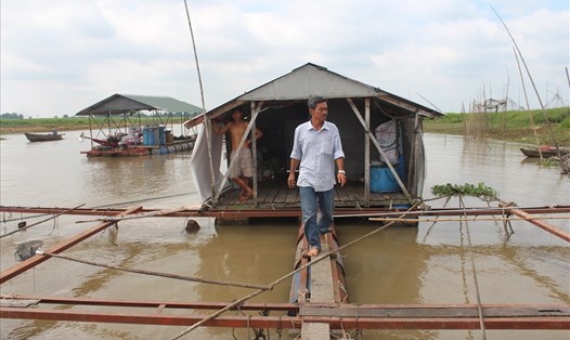 Ông Nguyễn Thanh Liêm - một hộ nuôi cá bè có thâm niên trên 20 năm trên sông La Ngà, huyện Định Quán - lưu giữ mẫu nước trên sông La Ngà vì ô nhiễm. Ảnh: P.V
