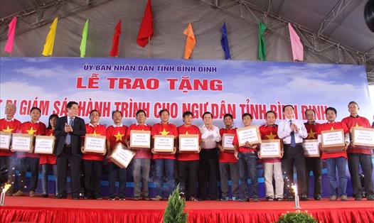 Nguyên Chủ tịch nước Trương Tấn Sang vận động để trao tặng thiết bị giám sát hành trình cho ngư dân tỉnh Bình Định trong đợt này gần 30 tỉ đồng. Ảnh: N.T