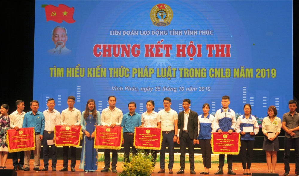 Các đồng chí lãnh đạo trao giải cho các đơn vị tham gia Chung kết Hội thi.
