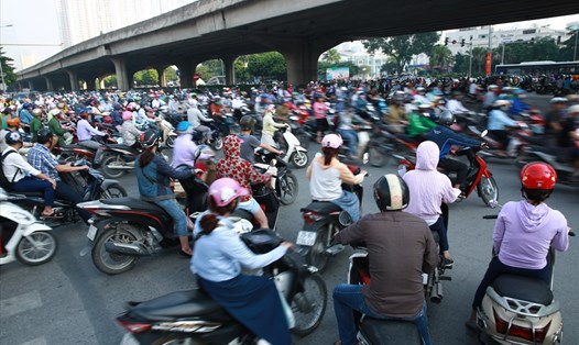 Giao thông ùn tắc thường xuất hiện vào giờ cao điểm tại Hà Nội, chủ yếu đối với phương tiện xe máy. Ảnh: HẢI NGUYỄN