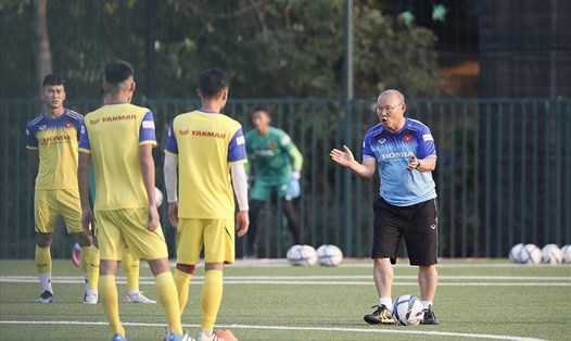 Huấn luyện viên Park Hang-seo cùng các cầu thủ U22 Việt Nam tập trên mặt cỏ nhân tạo. Ảnh: H.A