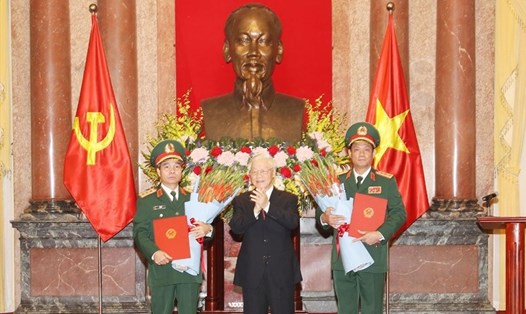 Tổng Bí thư, Chủ tịch Nước Nguyễn Phú Trọng trao quyết định thăng quân hàm Thượng tướng cho các sỹ quan quân đội Trần Quang Phương và Đỗ Căn. (Ảnh: Trí Dũng/TTXVN)