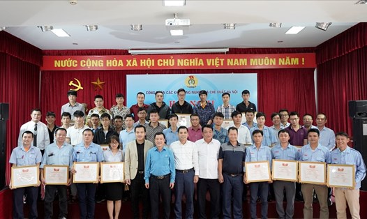 Các đồng chí lãnh đạo LĐLĐ TP.Hà Nội và Công đoàn các KCN-CX Hà Nội tặng bằng khen cho các Công nhân giỏi. Ảnh: Chi Linh