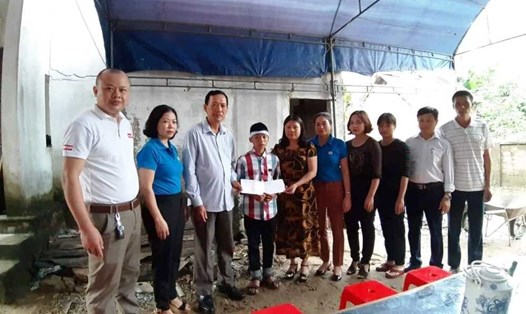 Đại diện LĐLĐ thị xã Hồng Lĩnh, Hội doanh nghiệp thị xã và các cơ quan đơn vị đến thăm hỏi tặng quà cho cháu Hưng.