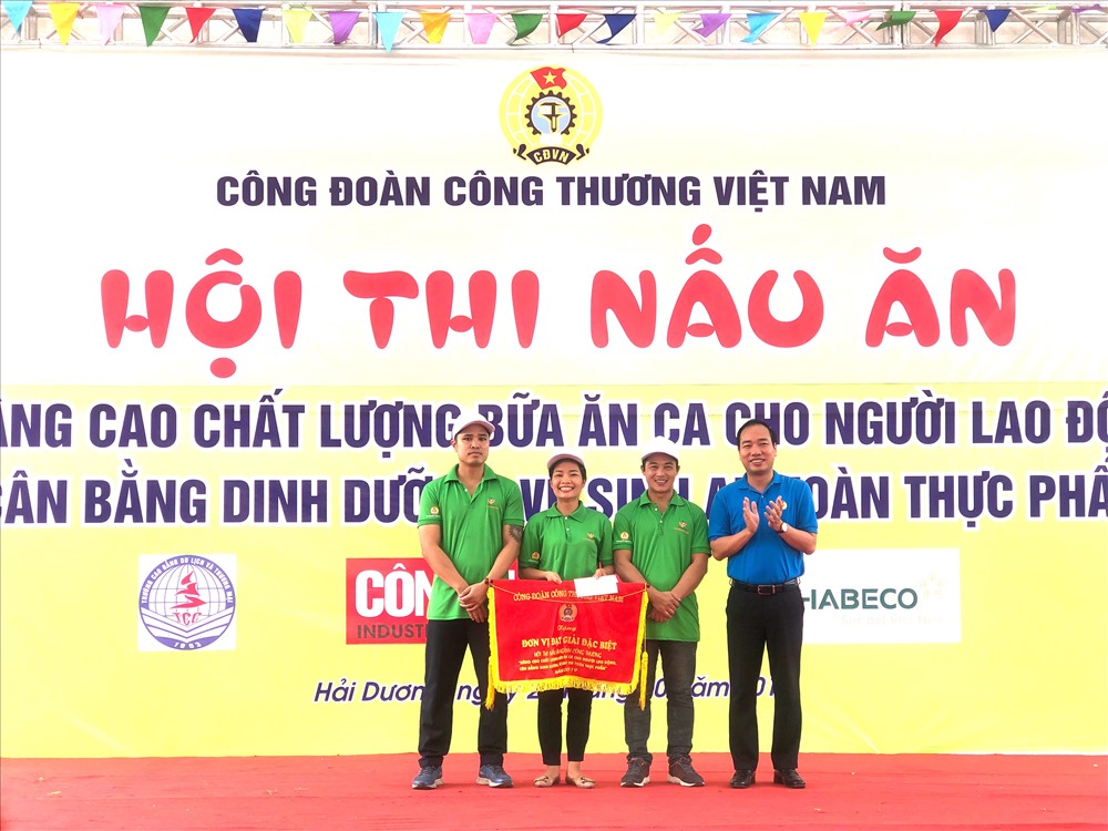 Chủ tịch Công đoàn Công thương Việt Nam Trần Quang Huy trao phần thưởng cho đội đạt giải đặc biệt. Ảnh: Lan Dịu