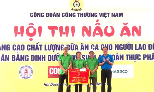 Chủ tịch Công đoàn Công thương Việt Nam Trần Quang Huy trao phần thưởng cho đội đạt giải đặc biệt. Ảnh: Lan Dịu