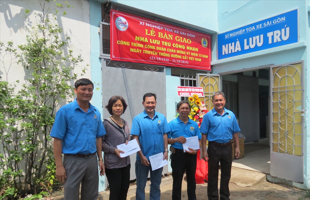 Lãnh đạo Công đoàn Công ty CP VTĐS Đường sắt Sài Gòn trao thưỏng cho các bộ phận tham gia thi công