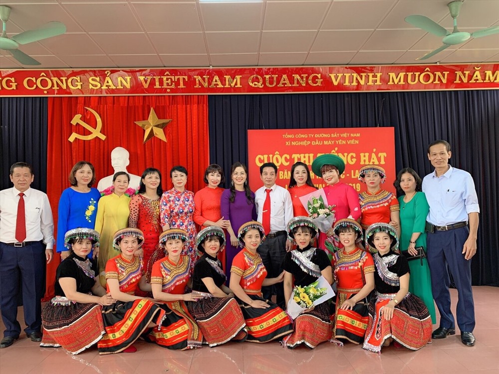 Các đại biểu và Đội Phân xưởng sửa chữa Yên Bái