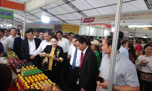 Chủ tịch Quốc hội Nguyễn Thị Kim Ngân tham quan các gian hàng tại Hội chợ làng nghề lần thứ 15 và sản phẩm OCOP Việt Nam 2019. Ảnh: Bùi Yến
