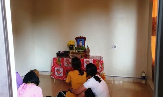 Một gia đình ở xã Đô Thành - Yên Thành - Nghệ An lập bàn thờ vọng người thân nghi tử vong ở Anh. Ảnh: TH