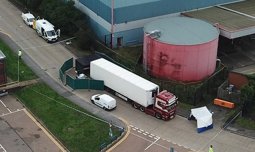 Hiện trường phát hiện thi thể 39 người tử vong trong container ở Anh. Ảnh: Splashnews.