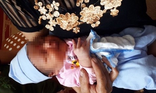 Em bé 3 ngày tuổi bị bỏ rơi ở gần cổng chùa Địch Lương (xã Thanh Lương, Vĩnh Bảo, Hải Phòng).