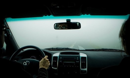 Tài xế lái xe trong điều kiện sương mù rất dễ bị hạn chế tầm nhìn. Ảnh BD.